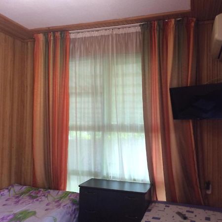 Гостевой Дом У Левы Hotel Gagra Exterior foto