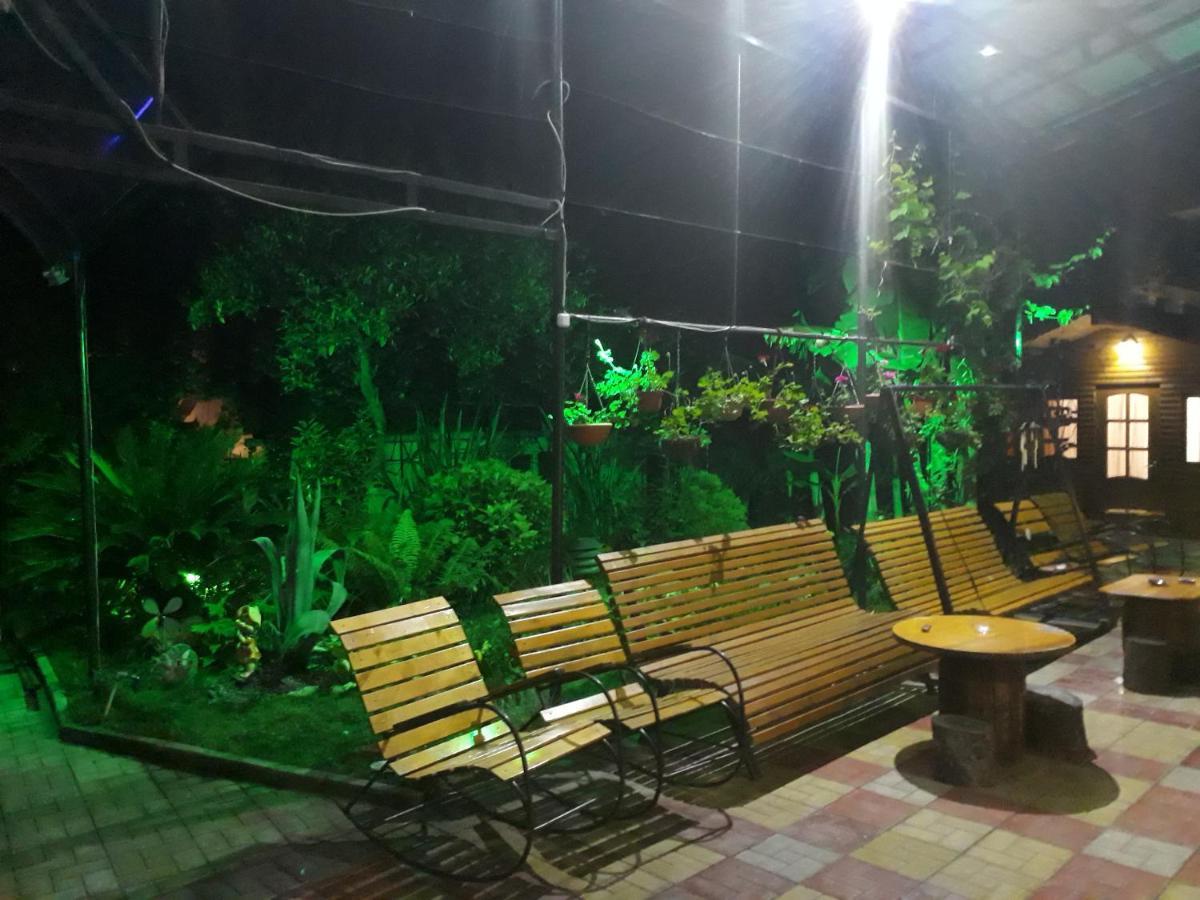Гостевой Дом У Левы Hotel Gagra Exterior foto