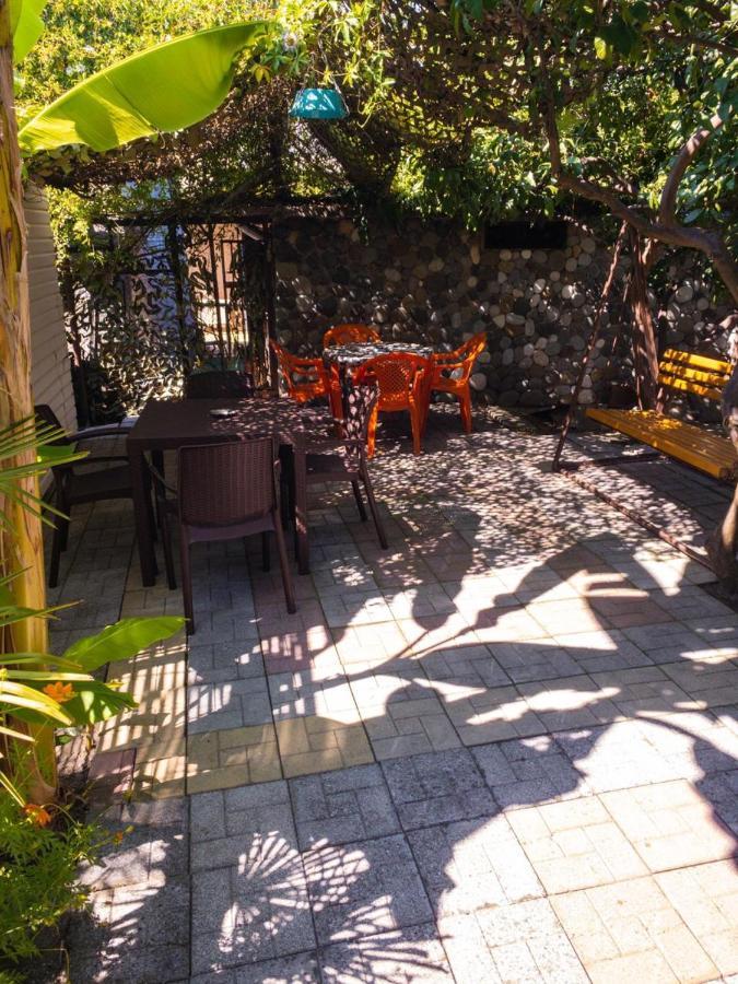 Гостевой Дом У Левы Hotel Gagra Exterior foto