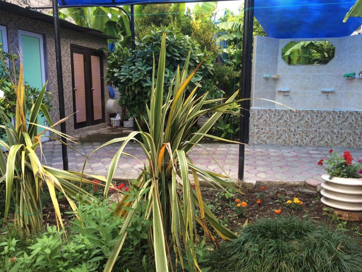 Гостевой Дом У Левы Hotel Gagra Exterior foto