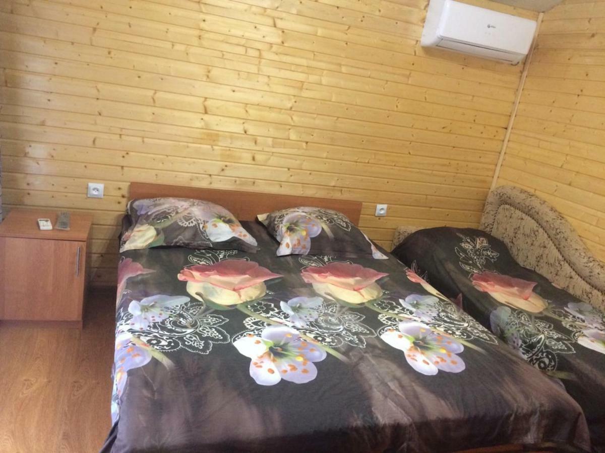 Гостевой Дом У Левы Hotel Gagra Exterior foto